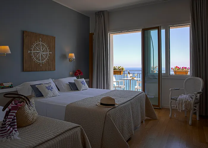 מלון Punta Nord Est 3*